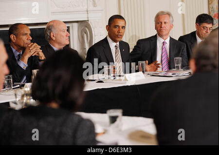 United States President Barack Obama (C) trifft mit seinem Rat auf Beschäftigung und Wettbewerbsfähigkeit, Gruppe von Unternehmern angezapft, Job-Stimulierung der Ideen, der State Dining R (L-R) American Express Chairman und CEO Kenneth Chenault, White House Chief Of Staff William Daley, General Electric CEO Jeffrey Imelt und Office of Management und Budget Regisseur Jacob Lew, insbesondere Stockfoto