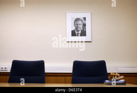 Ein Porträt der Bundeskanzlerin Christian Wulff ist beim Amtsgericht in Rheine, Deutschland, 18. Januar 2012 gesehen. Wulffs günstige Darlehen von der BW-BAnk wird nicht dazu führen, dass Untersuchungen. Dennoch wird der Landtag von Niedersachsen heute befassen sich mit der Kredit-Affäre. Foto: Rolf Vennenbernd Stockfoto