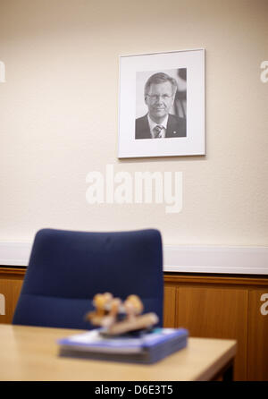 Ein Porträt der Bundeskanzlerin Christian Wulff ist beim Amtsgericht in Rheine, Deutschland, 18. Januar 2012 gesehen. Wulffs günstige Darlehen von der BW-BAnk wird nicht dazu führen, dass Untersuchungen. Dennoch wird der Landtag von Niedersachsen heute befassen sich mit der Kredit-Affäre. Foto: Rolf Vennenbernd Stockfoto