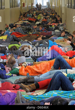 Über 600 Schüler aus Dresden-Cotta-Schule fallen in symbolischen tiefen Schlaf zum protest gegen die Schule Netzwerk Plan Entwurf in Dresden, Deutschland, 18. Januar 2012. Während der Mittagspause gab es neben Protestaktion und Menschenkette in den Schulen in Dresden. Foto: MATTHIAS HIEKEL Stockfoto