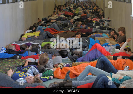 Über 600 Schüler aus Dresden-Cotta-Schule fallen in symbolischen tiefen Schlaf zum protest gegen die Schule Netzwerk Plan Entwurf in Dresden, Deutschland, 18. Januar 2012. Während der Mittagspause gab es neben Protestaktion und Menschenkette in den Schulen in Dresden. Foto: MATTHIAS HIEKEL Stockfoto