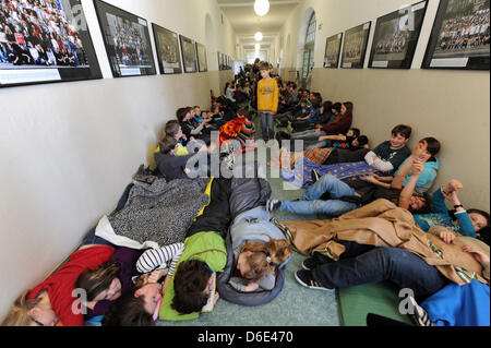 Über 600 Schüler aus Dresden-Cotta-Schule fallen in symbolischen tiefen Schlaf zum protest gegen die Schule Netzwerk Plan Entwurf in Dresden, Deutschland, 18. Januar 2012. Während der Mittagspause gab es neben Protestaktion und Menschenkette in den Schulen in Dresden. Foto: MATTHIAS HIEKEL Stockfoto