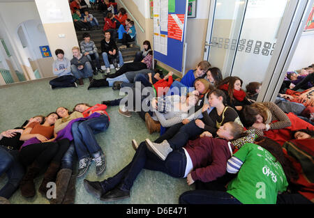 Über 600 Schüler aus Dresden-Cotta-Schule fallen in symbolischen tiefen Schlaf zum protest gegen die Schule Netzwerk Plan Entwurf in Dresden, Deutschland, 18. Januar 2012. Während der Mittagspause gab es neben Protestaktion und Menschenkette in den Schulen in Dresden. Foto: MATTHIAS HIEKEL Stockfoto