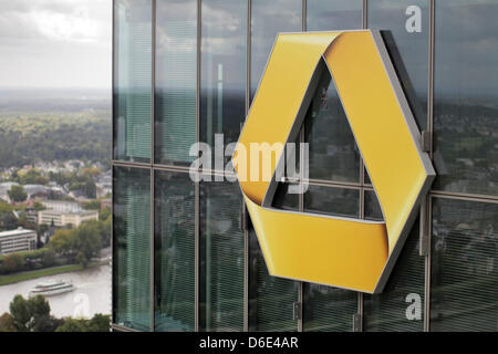 (Dpa Datei) - eine Archiv-Bild vom 16. September 2010, zeigt das Logo der Commerzbank befestigt an der Fassade der Bank Büro-Hochhaus in Frankfurt am Main, Deutschland. Das teilweise verstaatlichte Finanzinstitut Commerzbank droht eine mögliche Herabstufung durch eines der größten Rating-Agenturen, aufgrund der unsicheren Zukunft über Commerzbank-Tochter Eurohypo. Phot Stockfoto