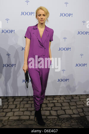 Deutsche Model Franziska Knuppe kommt bei Joop! Präsentation während der Fashion Week in Berlin, Deutschland, 18. Januar 2012. Die Präsentation der Kollektionen Herbst/Winter 2012/2013 findet vom 18. bis 21. Januar 2012. Foto: Britta Pedersen Dpa/lbn Stockfoto