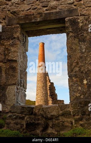 Carn Galver Zinnmine in Cornwall wie durch das Fenster das Maschinenhaus zu sehen. Stockfoto