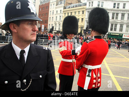 Polizei & GARDISTEN bereiten für Beerdigung Prozession MARGRET THATCHER Beerdigung 17. April 2013 LUDGATE LONDON ENGLAND UK Stockfoto