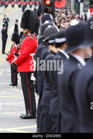 Polizei & GARDISTEN bereiten für Beerdigung Prozession MARGRET THATCHER Beerdigung 17. April 2013 LUDGATE LONDON ENGLAND UK Stockfoto