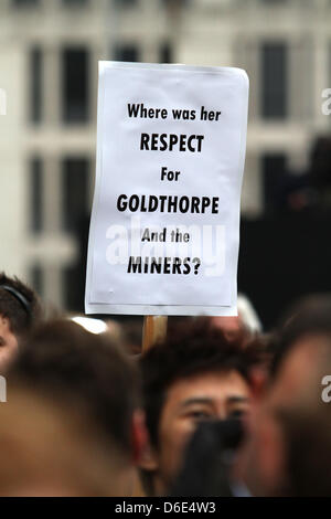 BARONESS THATCHER Demonstranten MARGRET THATCHER Beerdigung 17. April 2013 LUDGATE LONDON ENGLAND UK Stockfoto