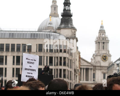 BARONESS THATCHER Demonstranten MARGRET THATCHER Beerdigung 17. April 2013 LUDGATE LONDON ENGLAND UK Stockfoto