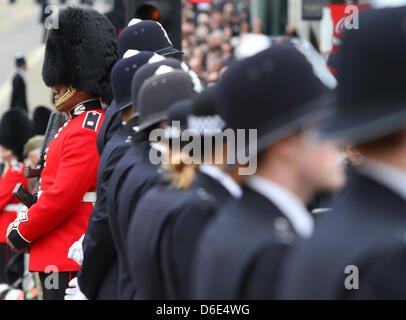 Polizei & GARDISTEN bereiten für Beerdigung Prozession MARGRET THATCHER Beerdigung 17. April 2013 LUDGATE LONDON ENGLAND UK Stockfoto