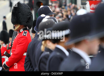 Polizei & GARDISTEN bereiten für Beerdigung Prozession MARGRET THATCHER Beerdigung 17. April 2013 LUDGATE LONDON ENGLAND UK Stockfoto