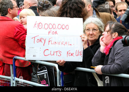 BARONESS THATCHER Demonstranten MARGRET THATCHER Beerdigung 17. April 2013 LUDGATE LONDON ENGLAND UK Stockfoto