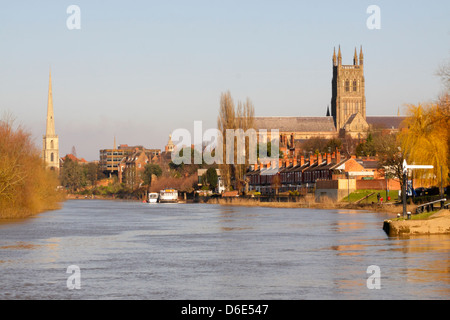 Worcester Cathedral mit Turm der Kathedrale, mit Blick auf den Fluss Severn in Worcester. Stockfoto
