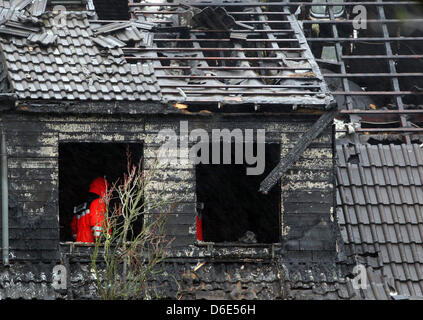 Feuer-Ermittler versuchen, die Ursache von einem verheerenden Brand in Aachen, Deutschland, 19. Januar 2012 zu ermitteln. Drei Kinder starben im Feuer am 18. Januar 2012. Der Dachstuhl wurde vollständig verbrannt, der Rest der Halb freistehendes Haus, die nur die Hülle bleibt. Foto: RALF ROEGER Stockfoto