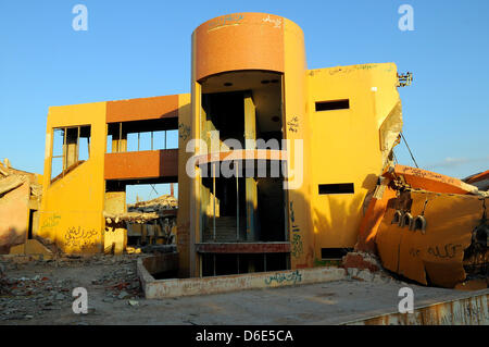 Ein Blick auf die zerstörte bleibt von einem Büro Gebäude im Bab al-Azizia Bezirk von Tripolis, Libyen, 1. Dezember 2011. Der Bezirk von Bab al-Azizia war eines der Ziele der verstärkten Bombenangriffe der NATO, die ab Ende März 2011 während des libyschen Bürgerkriegs. Der Bereich Accmmodated verschiedene Regierung Paläste, Adminstration Büros und das militärische Hauptquartier des L Stockfoto