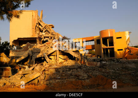 Ein Blick auf die zerstörte bleibt von einem Büro Gebäude im Bab al-Azizia Bezirk von Tripolis, Libyen, 1. Dezember 2011. Der Bezirk von Bab al-Azizia war eines der Ziele der verstärkten Bombenangriffe der NATO, die ab Ende März 2011 während des libyschen Bürgerkriegs. Der Bereich Accmmodated verschiedene Regierung Paläste, Adminstration Büros und das militärische Hauptquartier des L Stockfoto