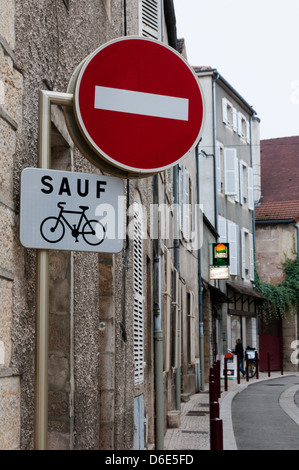 Eine Durchfahrt außer Fahrräder Zeichen in Nuits-Saint-Georges, Frankreich Stockfoto