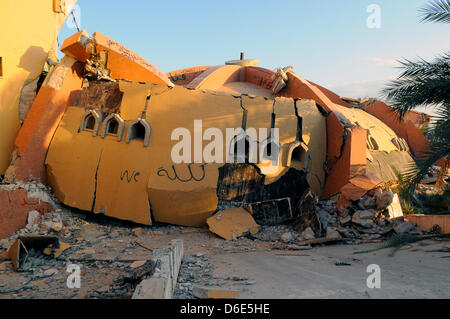 Ein Blick auf die zerstörte bleibt von einem Büro Gebäude im Bab al-Azizia Bezirk von Tripolis, Libyen, 3. Dezember 2011. Der Bezirk von Bab al-Azizia war eines der Ziele der verstärkten Bombenangriffe der NATO, die ab Ende März 2011 während des libyschen Bürgerkriegs. Der Bereich Accmmodated verschiedene Regierung Paläste, Adminstration Büros und das militärische Hauptquartier des L Stockfoto