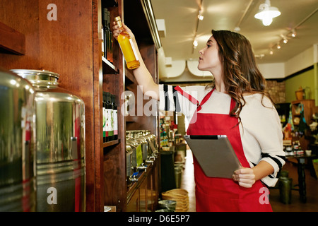 Frau arbeitet im Supermarkt Stockfoto