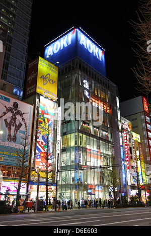 Lichter von Geschäften und Gebäuden von Akihabara Electric Town Straßenszene in Tokio, Japan Stockfoto