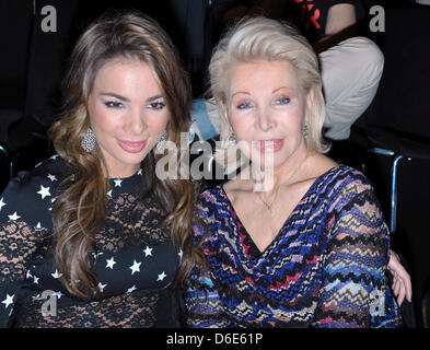 Ute Ohoven (R) und Tochter Chiara auf der Guido Maria Kretschmer Show während der Mercedes-Benz Fashion Week in Berlin, Deutschland, 19. Januar 2012 zu besuchen. Die Präsentation der Kollektionen Herbst/Winter 2012/2013 statt findet vom 18. bis 20. Januar 2012. Foto: Soeren Stache Dpa/Lbn +++(c) Dpa - Bildfunk +++ Stockfoto