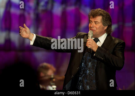 Österreichischer Volksmusiker und TV-Moderator Andy Borg auf der Bühne im Rahmen des "Musikantenstadl Tour 2012" in Essenbach, Deutschland, 19. Januar 2012 singt. Musikantenstadl hat ist eine live-TV-Programm Sendung mit populäre Volksmusik und jetzt eine Tour mit Shows in Deutschland, Österreich, Schweiz, Frankreich und Dänemark. Foto: Armin Weigel Stockfoto