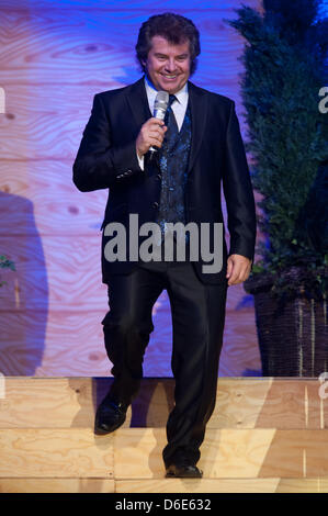 Österreichischer Volksmusiker und TV-Moderator Andy Borg auf der Bühne im Rahmen des "Musikantenstadl Tour 2012" in Essenbach, Deutschland, 19. Januar 2012 singt. Musikantenstadl hat ist eine live-TV-Programm Sendung mit populäre Volksmusik und jetzt eine Tour mit Shows in Deutschland, Österreich, Schweiz, Frankreich und Dänemark. Foto: Armin Weigel Stockfoto