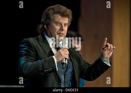 Österreichischer Volksmusiker und TV-Moderator Andy Borg auf der Bühne im Rahmen des "Musikantenstadl Tour 2012" in Essenbach, Deutschland, 19. Januar 2012 singt. Musikantenstadl hat ist eine live-TV-Programm Sendung mit populäre Volksmusik und jetzt eine Tour mit Shows in Deutschland, Österreich, Schweiz, Frankreich und Dänemark. Foto: Armin Weigel Stockfoto