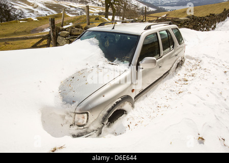 Massive Schnee driftet am Straßenrand Kirkstone Pass über Ambleside im Lake District, Stockfoto