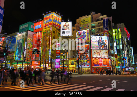 Lichter von Geschäften und Gebäuden von Akihabara Electric Town Straßenszene mit einem Fußgängerüberweg in Tokio, Japan Stockfoto