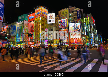 Lichter von Geschäften und Gebäuden von Akihabara Electric Town Straßenszene mit einem Fußgängerüberweg in Tokio, Japan Stockfoto