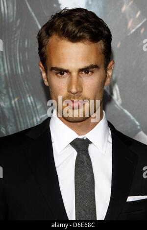 Britischer Schauspieler Theo James besucht die Premiere des Films "Underworld: Awakening" in Grauman Chinese Theatre in Los Angeles, USA, 19. Januar 2012. Foto: Hubert Boesl Stockfoto