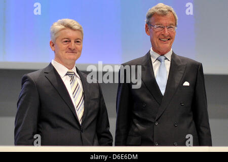 CEO von ThyssenKrupp, Heinrich Hiesinger, spricht der Aufsichtsratsvorsitzende Gerhard Crommeat, auf der Hauptversammlung des Unternehmens in Bochum, Deutschland, 20. Januar 2012. Der neue Leiter der Gruppe, Hiesinger, Annouced Verluste von 1,8 Milliarden Euro für 2010/2011. Foto: Marius Becker Stockfoto