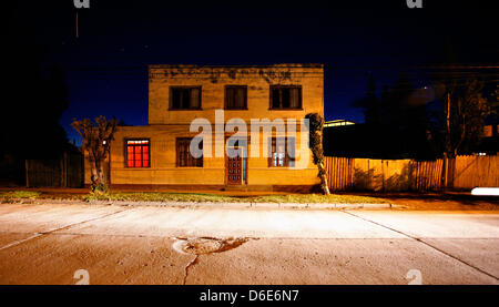 (DATEI) Eine Archivfoto vom 21. November 2008 zeigt ein Haus in der Dämmerung in der kleinen Stadt von Puerto Natales, Chile. Die Hafenstadt mit knapp 20.000 Einwohnern befindet sich auf der Última Esperanza Sound. Touristen kommen, um das Gebiet um Pinguine zu sehen oder zu den Nationalparks besuchen. Foto: Jan Woitas Stockfoto