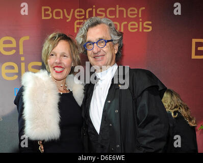 Deutsche Regisseur Wim Wenders und seine Frau Donata kommen auf die Gala anlässlich der Bayerischen Filmpreis ausgezeichnet im Prinzregententheater in München, Deutschland, 20. Januar 2012. Den Bayerischen Filmpreis wird zum 33. Mal für außergewöhnliche Leistungen im deutschen Filmschaffen vergeben und sind eines der wichtigsten Medien-Preise in Deutschland. Foto: Ursula Düren Stockfoto