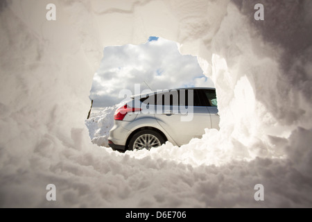 Massive Schnee driftet am Straßenrand Kirkstone Pass über Ambleside im Lake District, Stockfoto