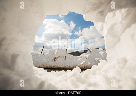 Massive Schnee driftet am Straßenrand Kirkstone Pass über Ambleside im Lake District, Stockfoto