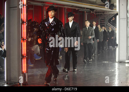 Ein Model trägt eine Kreation vom britischen Designer Bill Gaytten im Rahmen von John Galliano Herbst/Winter Kollektion 2012/2013 während der Paris Men Fashionweek, in Paris, Frankreich, 20. Januar 2012 vorgestellt. Der Paris Men Fashionweek läuft bis zum 22. Januar 2012. Foto: Hendrik Ballhausen Stockfoto