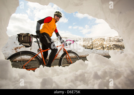 Massive Schnee driftet am Straßenrand Kirkstone Pass über Ambleside im Lake District, Stockfoto