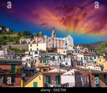 Malerischen Dorf von Vernazza, cinqueterre. Schöne bunte Häuser des Stadtkerns. Stockfoto