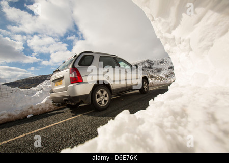 Massive Schnee driftet am Straßenrand Kirkstone Pass über Ambleside im Lake District, Stockfoto