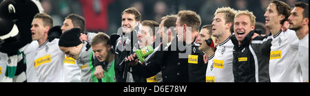 Fußball-Bundesliga, 18. Spieltag, Borussia Mönchengladbach - FC Bayern München bin Freitag (20.01.2012) Im Borussia-Park in Mönchengladbach. Der Mönchengladbacher Doppeltorschütze Patrick Herrmann (M) Jubelt Mit der Mannschaft. Caspers Mönchengladbach 3:0. Foto: Roland Weihrauch Dpa/Lnw (Achtung Sperrfrist! Die DFL Erlaubt Die Weiterleitung der Bilder Im IPTV, Mobilfunk Und durch Stockfoto