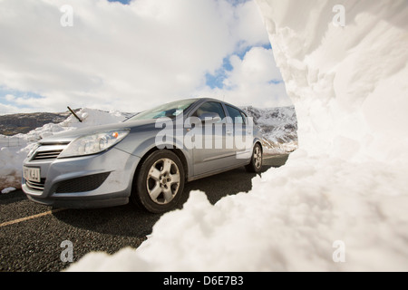 Massive Schnee driftet am Straßenrand Kirkstone Pass über Ambleside im Lake District, Stockfoto