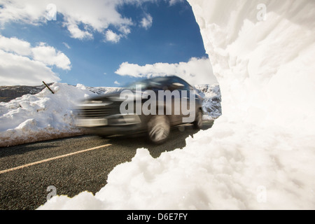 Massive Schnee driftet am Straßenrand Kirkstone Pass über Ambleside im Lake District, Stockfoto