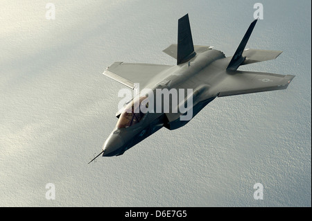 Ein US f-35 Lightning II Stealth-Flugzeug fliegt über den großen Salzsee beim Betanken Operationen 22. Februar 2013 in Utah. Stockfoto