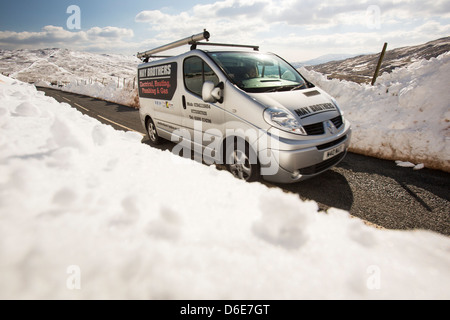 Massive Schnee driftet am Straßenrand Kirkstone Pass über Ambleside im Lake District, Stockfoto