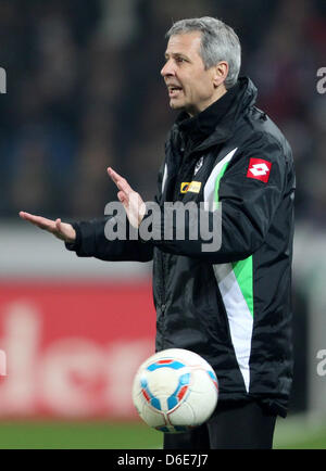 Borussia Moenchengladbach Cheftrainer Lucien Favre Gesten in Weisungen auf seine Spieler auf dem Spielfeld während der Fußball-Bundesliga zwischen Borussia Moenchengladbach und FC Bayern München in Mönchengladbach, 20. Januar 2012 entsprechen. Foto: Roland Weihrauch Stockfoto