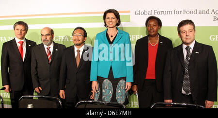 EU-Kommissar Dacian Ciolos (L-R), José Graziano da Silva, Generaldirektor von Lebensmitteln und Landwirtschaft (FAO), der indonesischen Minister der Landwirtschaft Asyraf Suswono deutschen Minister für Landwirtschaft Ilse Aigner, Kenias Minister der Landwirtschaft Sally Kosgei und Brasiliens Landwirtschaftsminister Jorge Ribeiro Filho abhalten eine Pressekonferenz, nach der internationalen Konferenz der ausm Stockfoto