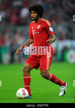 München, Deutschland. 16. April 2013. Münchner Dante spielt den Ball während der DFB-Pokal-Halbfinale zwischen dem FC Bayern München und VfL Wolfsburg in Allianz Arena in München, Deutschland, 16. April 2013. Das Spiel endete 6: 1. Foto: Thomas Eisenhuth/Dpa/Alamy Live News Stockfoto